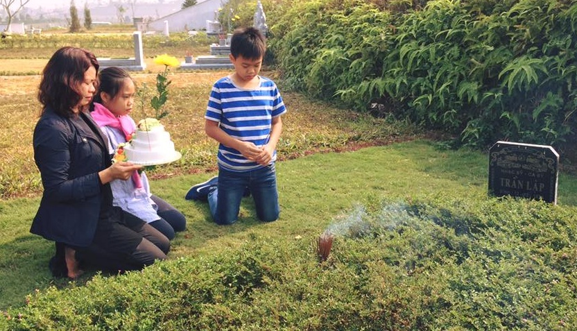 Vo con va ban be mung sinh nhat Tran Lap o noi anh yen nghi hinh anh