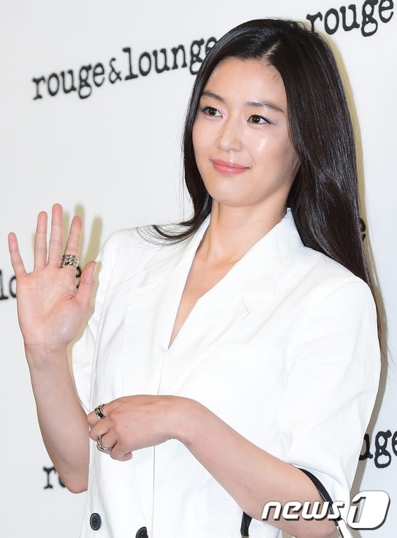 Xep cuoi hang ba chu showbiz,  Jun Ji Hyun van kiem trieu do anh 1