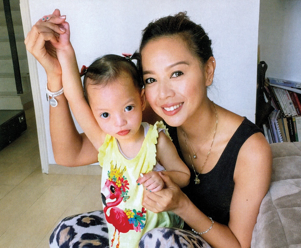 Sao TVB Chung Lệ Kỳ con gái bị tật ảnh 1 Sao TVB Chung Le Ky con gai bi tat anh 1