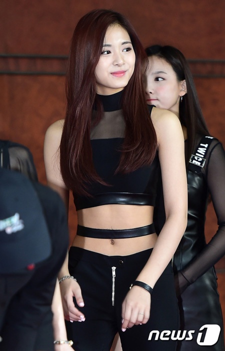 Trang phuc ho hang gay tranh cai cua sao teen Han anh 4