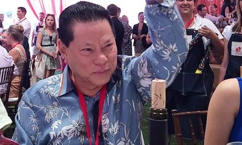 Ty phu Hoang Kieu: 2 doi vo, 5 con va nghi van yeu hoa hau hinh anh