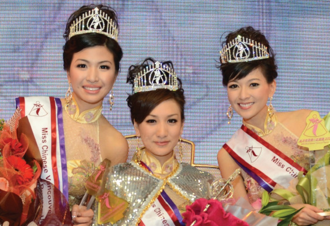 A hau Hong Kong bi nghi lo anh nong voi quan chuc anh 2