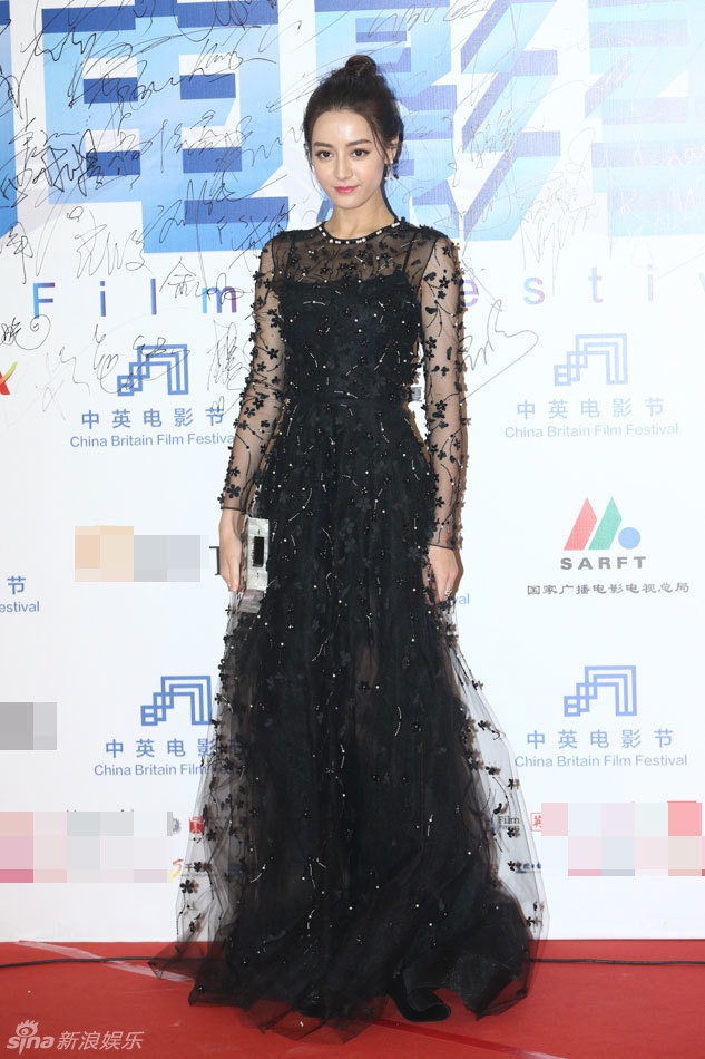 Clara goi cam tren tham do anh 5