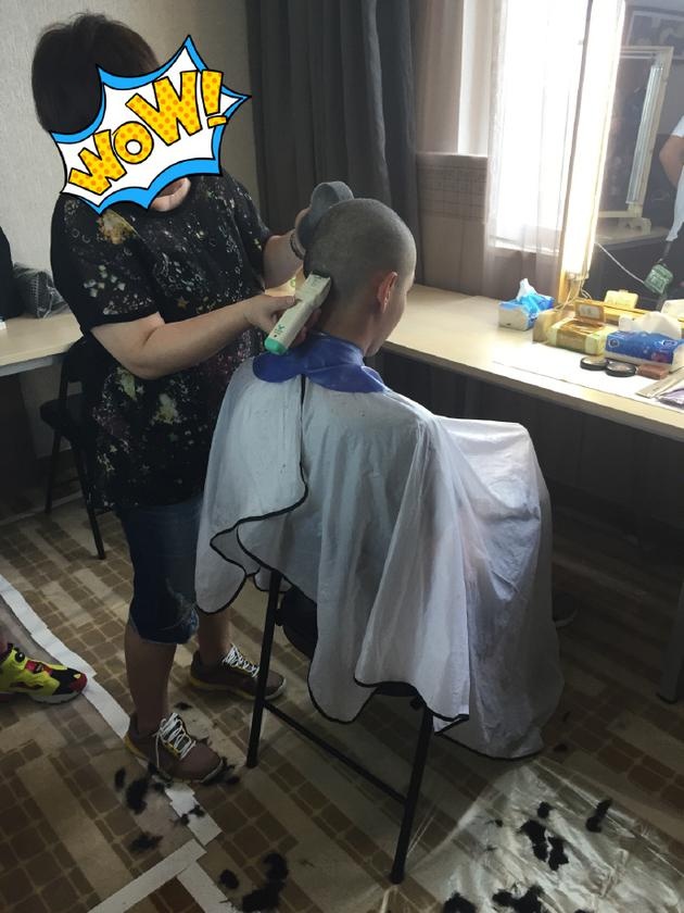 Ngô Diệc Phàm khóc mếu vì bị cạo đầu ảnh 2 Ngo Diec Pham khoc meu vi bi cao dau anh 2