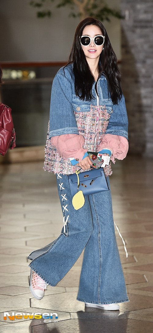 Kieu nu dao keo Han mac ca tinh o san bay anh 1