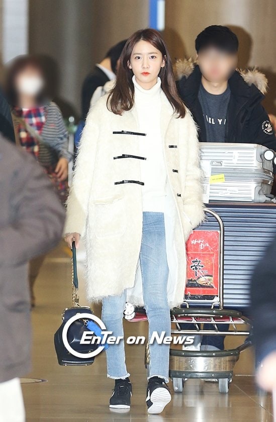 Kieu nu dao keo Han mac ca tinh o san bay anh 4