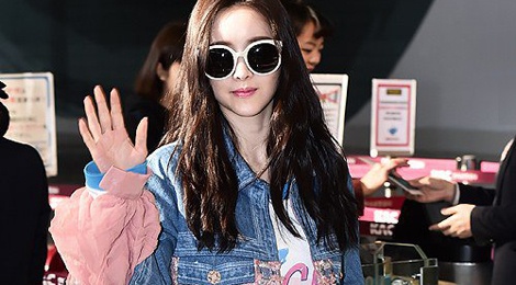 Kieu nu dao keo Han mac ca tinh o san bay hinh anh