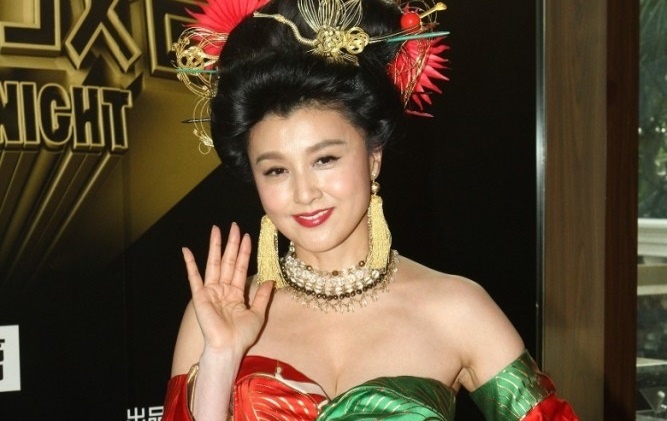 Hoa hau dep nhat Nhat Ban gay chu y voi ve goi cam o tuoi 45 hinh anh