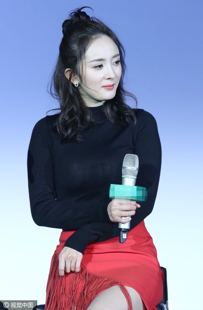 Duong Mich mat diem vi trang phuc ao xuyen thau anh 3