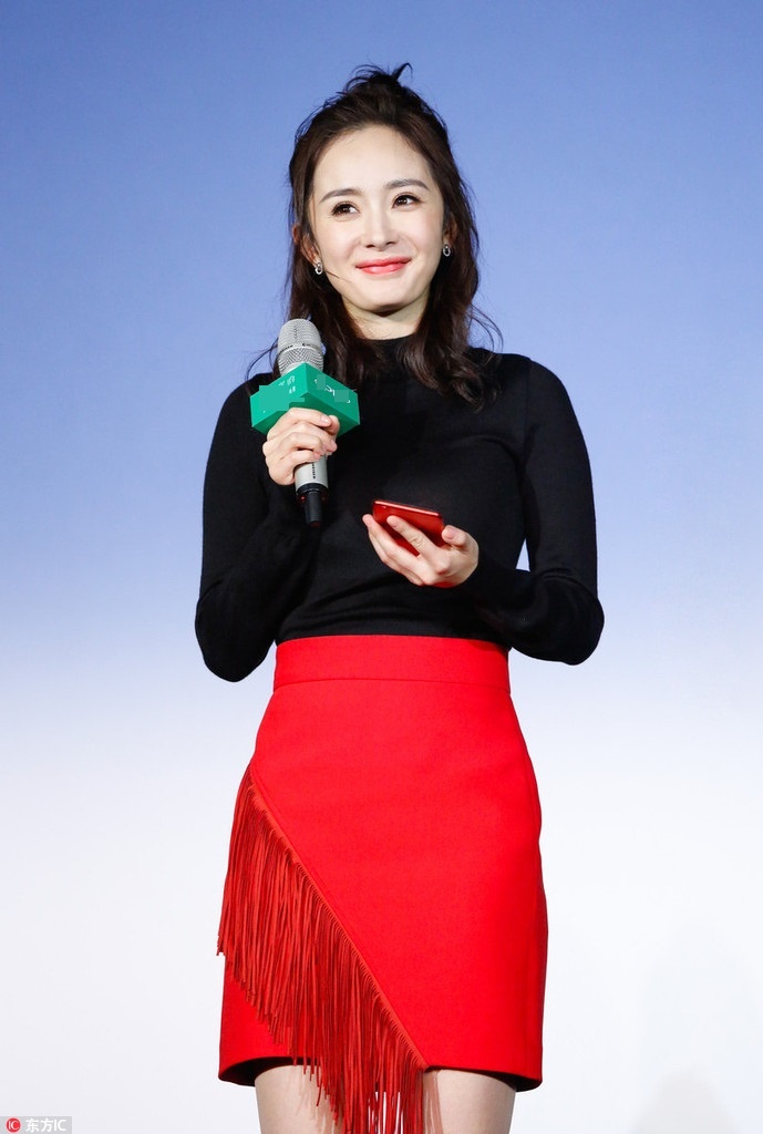 Duong Mich mat diem vi trang phuc ao xuyen thau anh 4