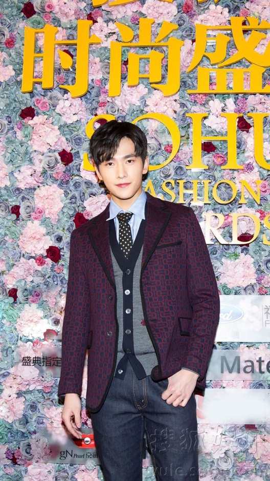 Bieu tuong goi cam Lieu Nham quyen ru tren tham do anh 7