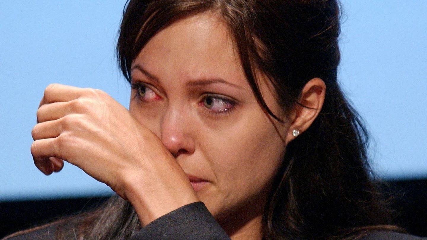 Angelina Jolie gay go,  bi don sap chet anh 1