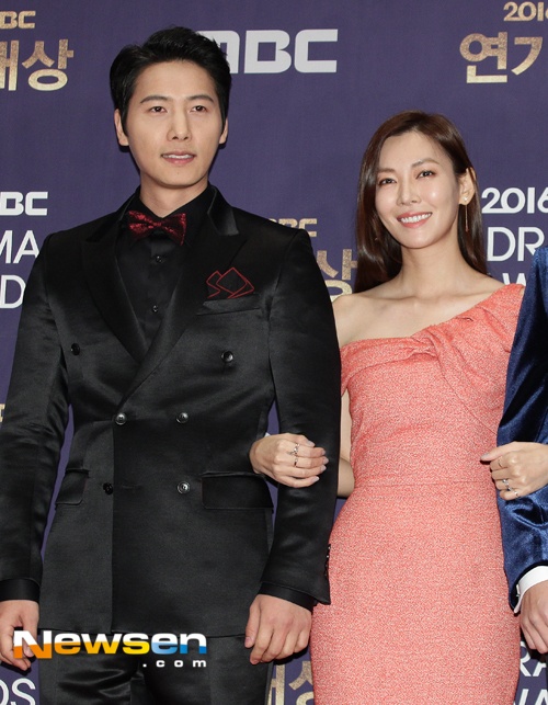 Vo chong sao Giay thuy tinh tinh cam tren tham do anh 7