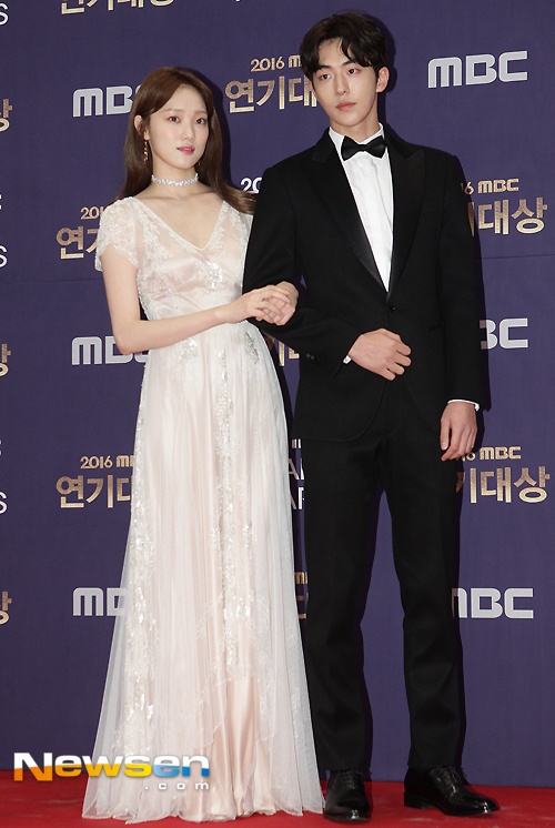 Vo chong sao Giay thuy tinh tinh cam tren tham do anh 6