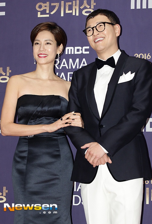 Vo chong sao Giay thuy tinh tinh cam tren tham do anh 1