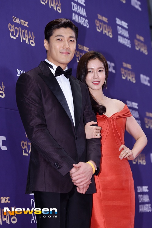 Vo chong sao Giay thuy tinh tinh cam tren tham do anh 10