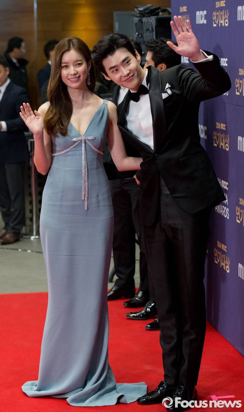 Vo chong sao Giay thuy tinh tinh cam tren tham do anh 2