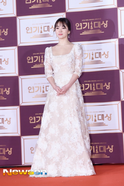 Song Joong Ki va Song Hye Kyo tren tham do anh 2