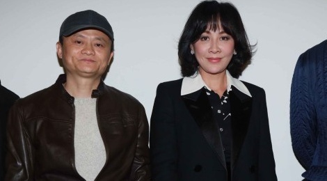 Ty phu Jack Ma va dan sao lon den nghe Vuong Phi hat nhep? hinh anh