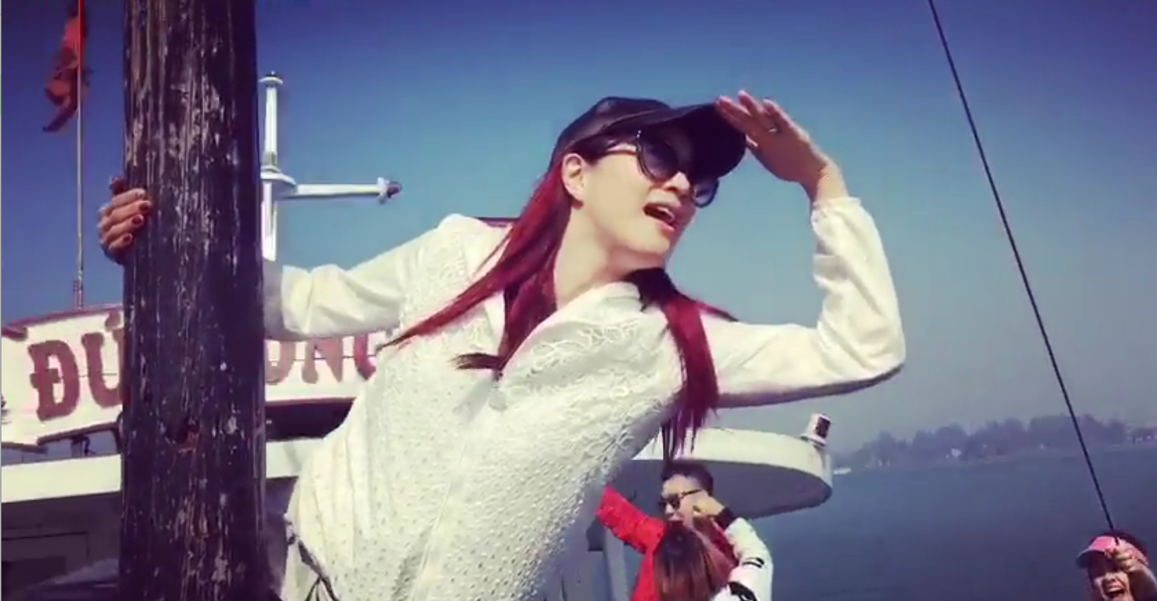 Chung Le De khoe clip tren tau ra vinh Ha Long hinh anh