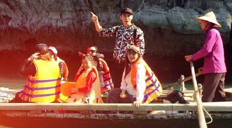 Sao nu goc Viet va chong kem 12 tuoi du lich Ha Long hinh anh