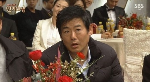 Tai tu 'Bo oi minh di dau the' bi MC che nhao o le trao giai hinh anh