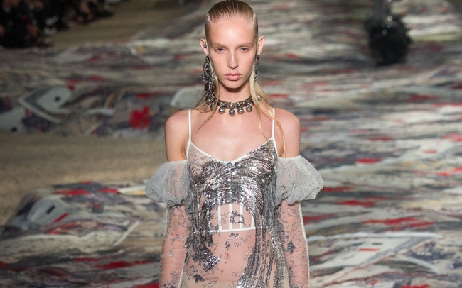 Vay ket tu 500.000 hat sequin dan dau Top trang phuc ky cong hinh anh