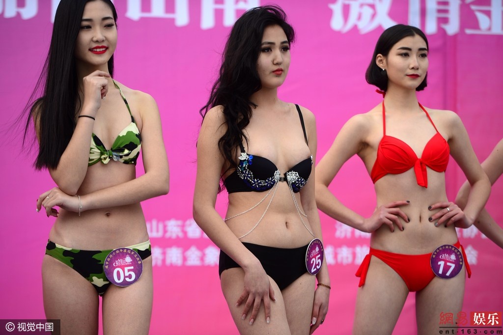 Thi sinh hoa hau Trung Quoc phai dien bikini giua troi tuyet hinh anh