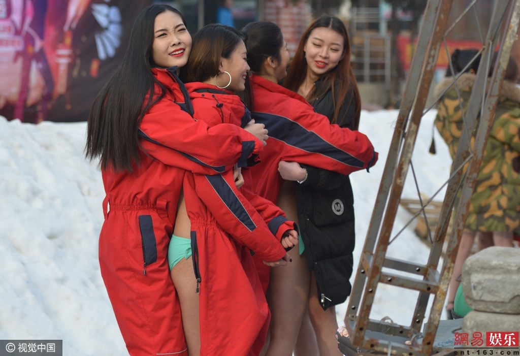 Thí sinh hoa hậu mặc bikini giữa trời tuyết ảnh 7 Thi sinh hoa hau mac bikini giua troi tuyet anh 7