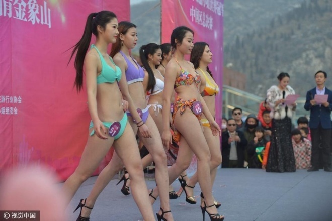 Thí sinh hoa hậu mặc bikini giữa trời tuyết ảnh 4 Thi sinh hoa hau mac bikini giua troi tuyet anh 4