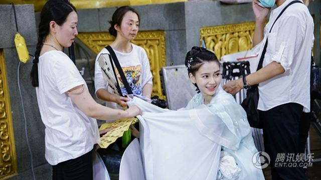 Angelababy mang thai van cuoi ngua anh 1