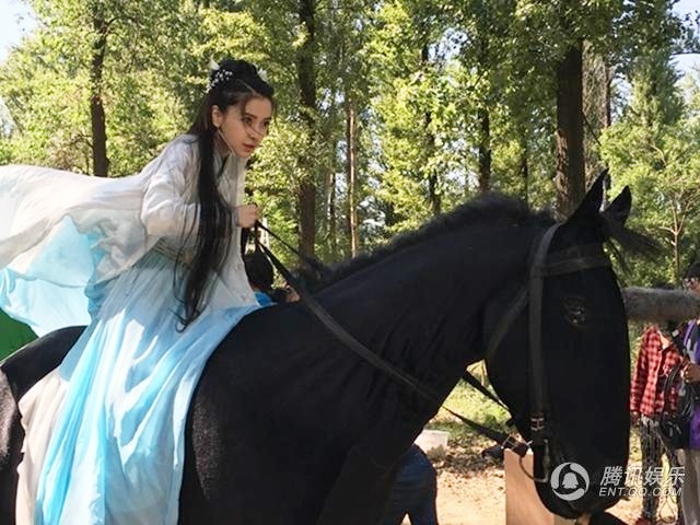 Angelababy mang thai van cuoi ngua anh 2