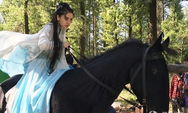 Angelababy mang thai van phi ngua khi quay phim hinh anh