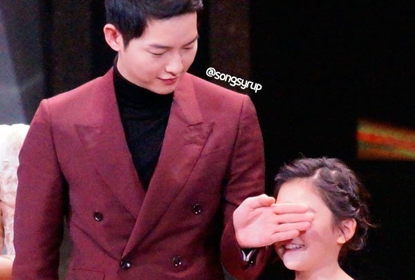 Song Joong Ki che mat sao nhi vi canh hon voi Song Hye Kyo hinh anh