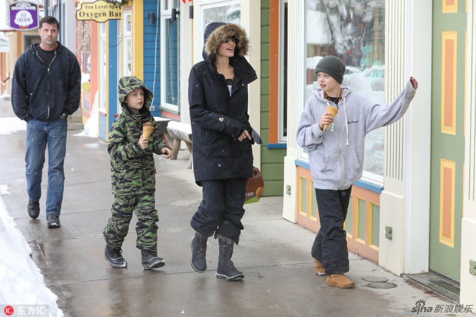 Angelina Jolie xuat hien sau ly hon anh 4