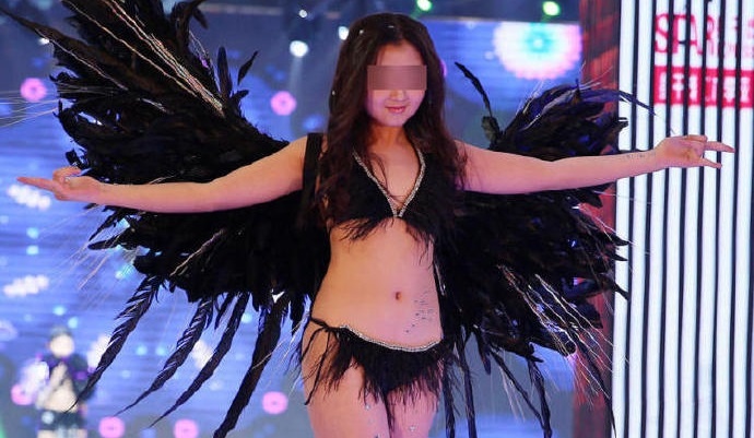 Man trinh dien bikini cua dan mau nhi Trung Quoc bi la o hinh anh