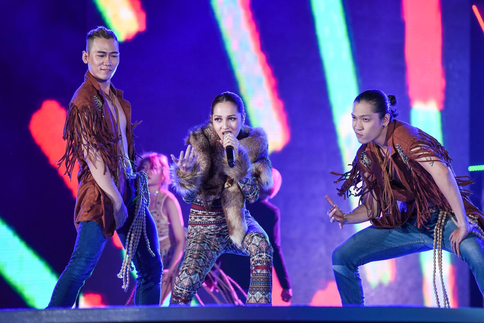 Đông Nhi lái siêu xe trên sân khấu Zing Music Awar ảnh 9 Dong Nhi lai sieu xe tren san khau Zing Music Awar anh 9