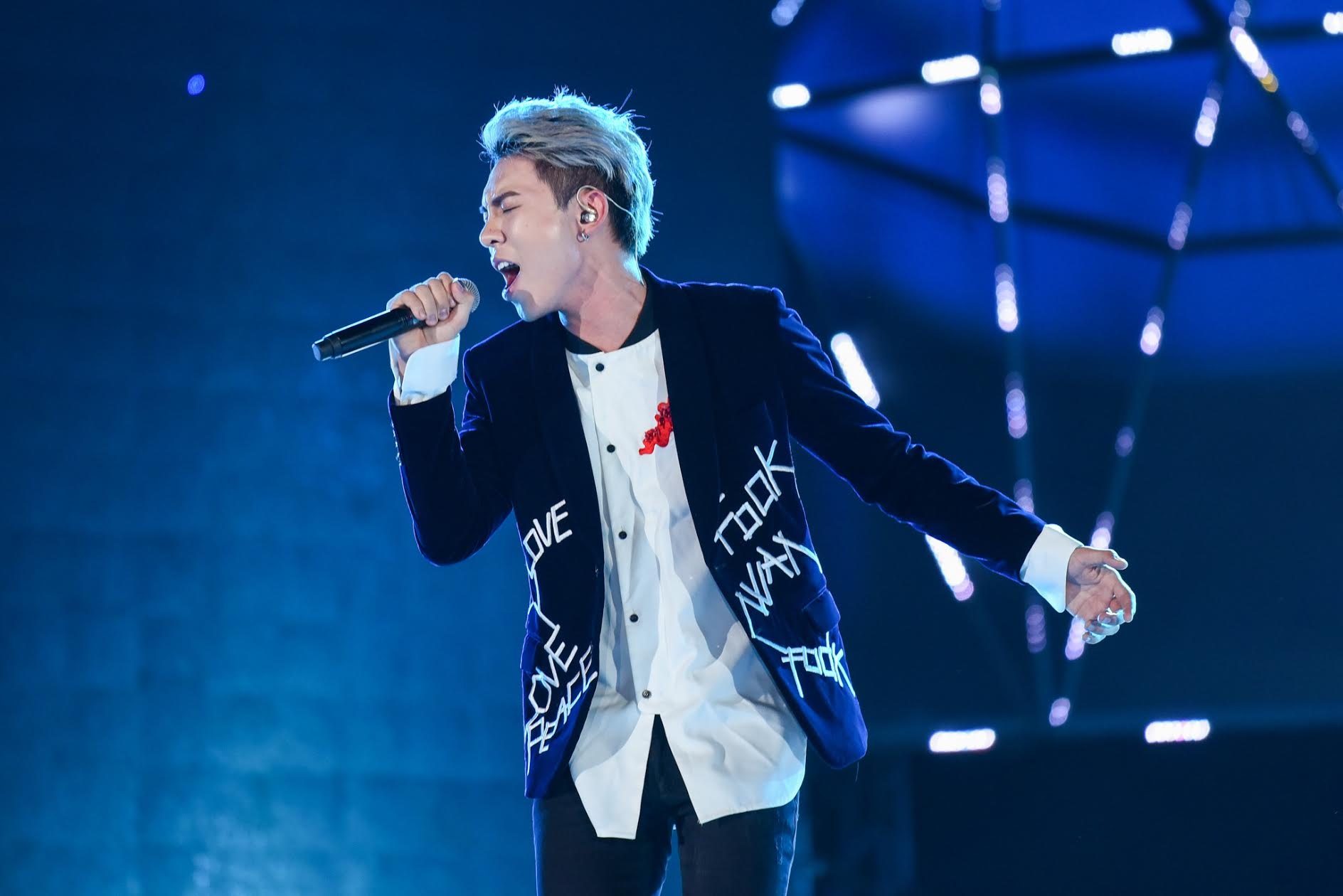 Đông Nhi lái siêu xe trên sân khấu Zing Music Awar ảnh 8 Dong Nhi lai sieu xe tren san khau Zing Music Awar anh 8