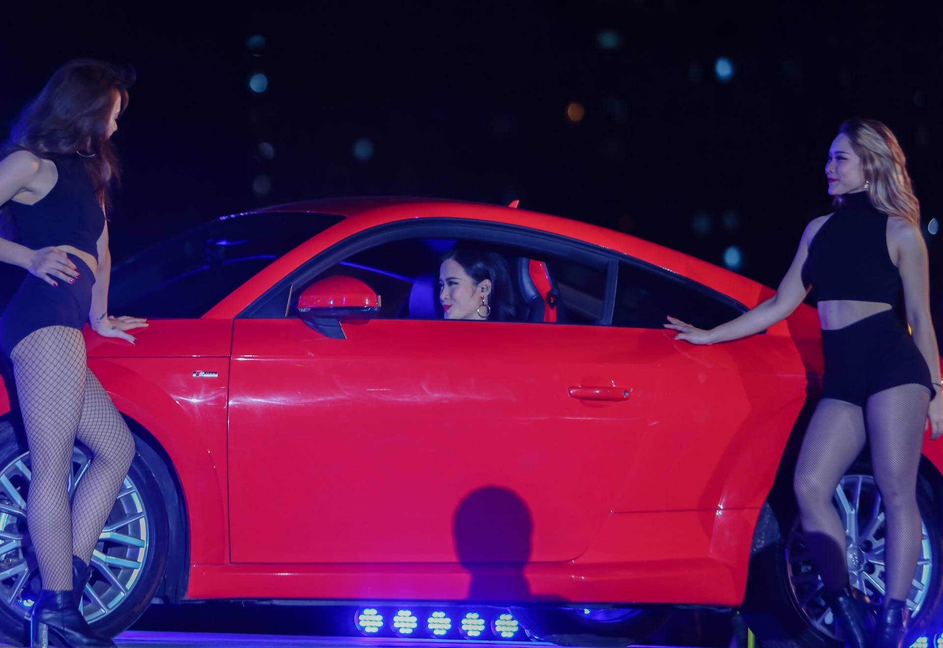 Đông Nhi lái siêu xe trên sân khấu Zing Music Awar ảnh 1 Dong Nhi lai sieu xe tren san khau Zing Music Awar anh 1