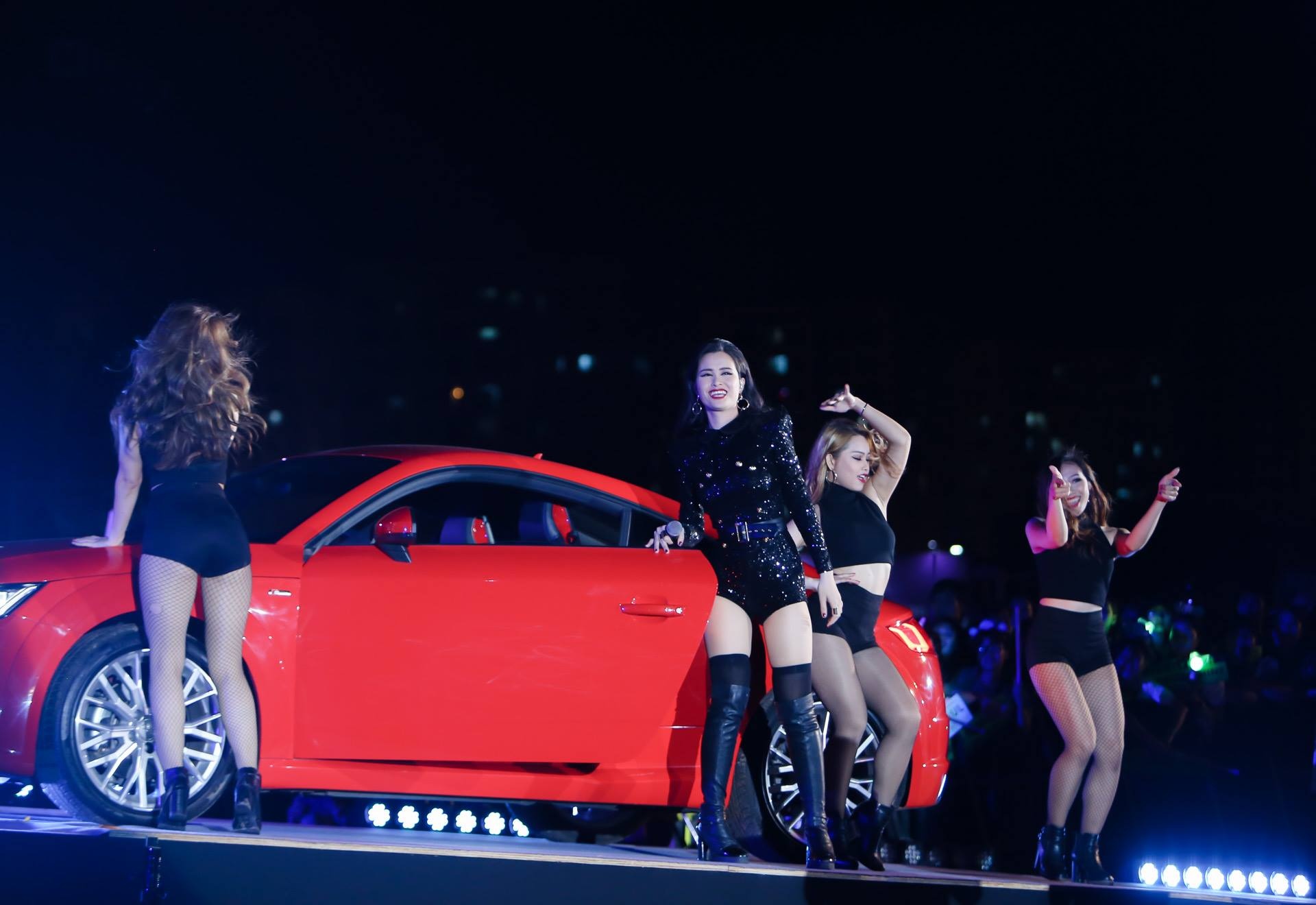 Đông Nhi lái siêu xe trên sân khấu Zing Music Awar ảnh 2 Dong Nhi lai sieu xe tren san khau Zing Music Awar anh 2