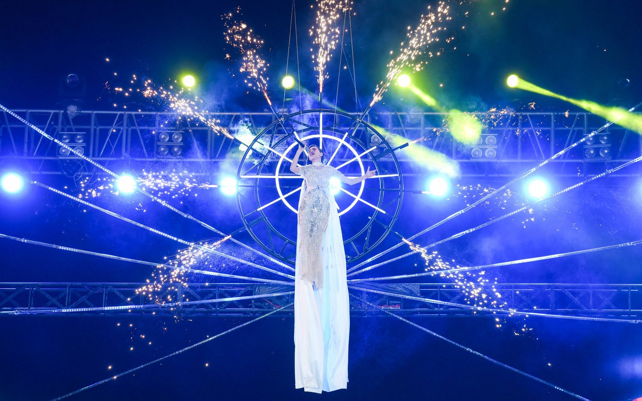 Đông Nhi lái siêu xe trên sân khấu Zing Music Awar ảnh 5 Dong Nhi lai sieu xe tren san khau Zing Music Awar anh 5