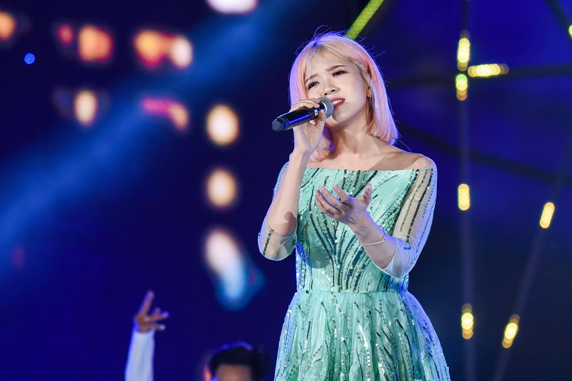 Đông Nhi lái siêu xe trên sân khấu Zing Music Awar ảnh 10 Dong Nhi lai sieu xe tren san khau Zing Music Awar anh 10