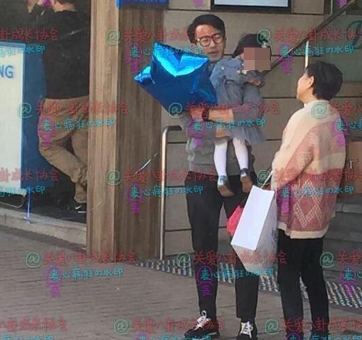 Luu Khai Uy mot minh trong con anh 1