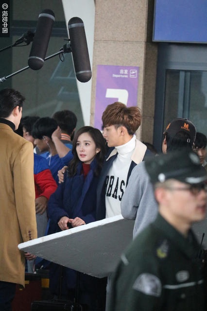 Luu Khai Uy mot minh trong con anh 2