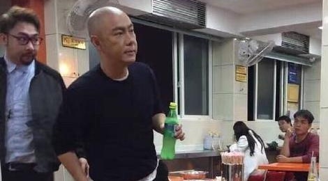 Truong Ve Kien o tuoi 52: Xuat hien nhung khong ai nhan ra hinh anh