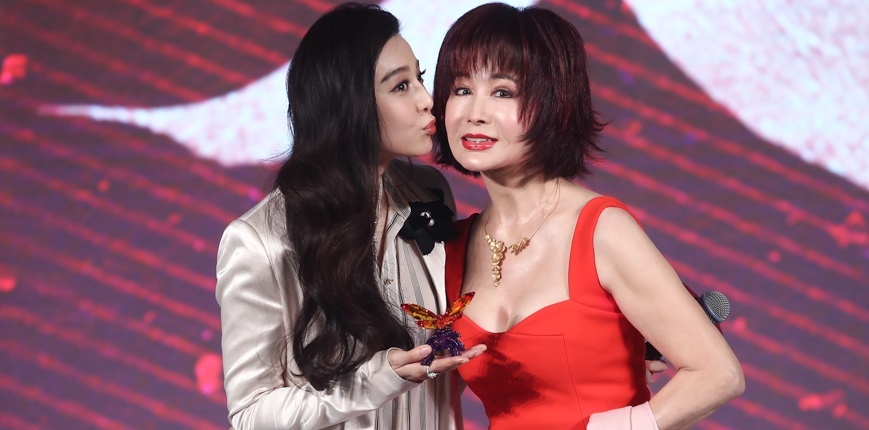 Giai nhan 71 tuoi tre dep bat ngo ben Pham Bang Bang hinh anh