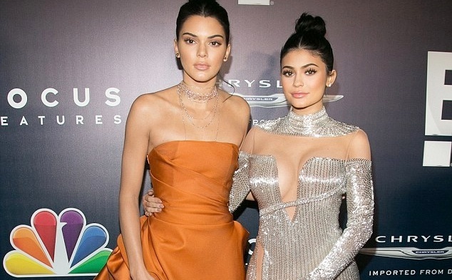 Dan sao mac goi cam o tiec hau Qua cau vang 2017 hinh anh