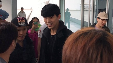 Taecyeon (2PM) bat ngo co mat tai Ha Noi chieu 9/1 hinh anh