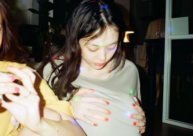 Sulli ngay cang gay tranh cai vi anh phan cam anh 3