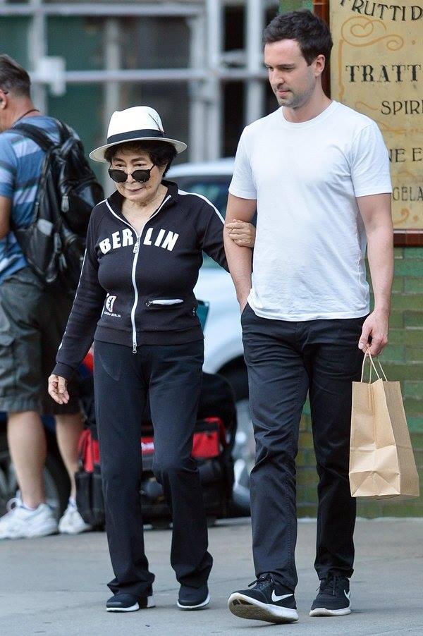 Vợ John Lennon có bạn trai trẻ ảnh 1 Vo John Lennon co ban trai tre anh 1